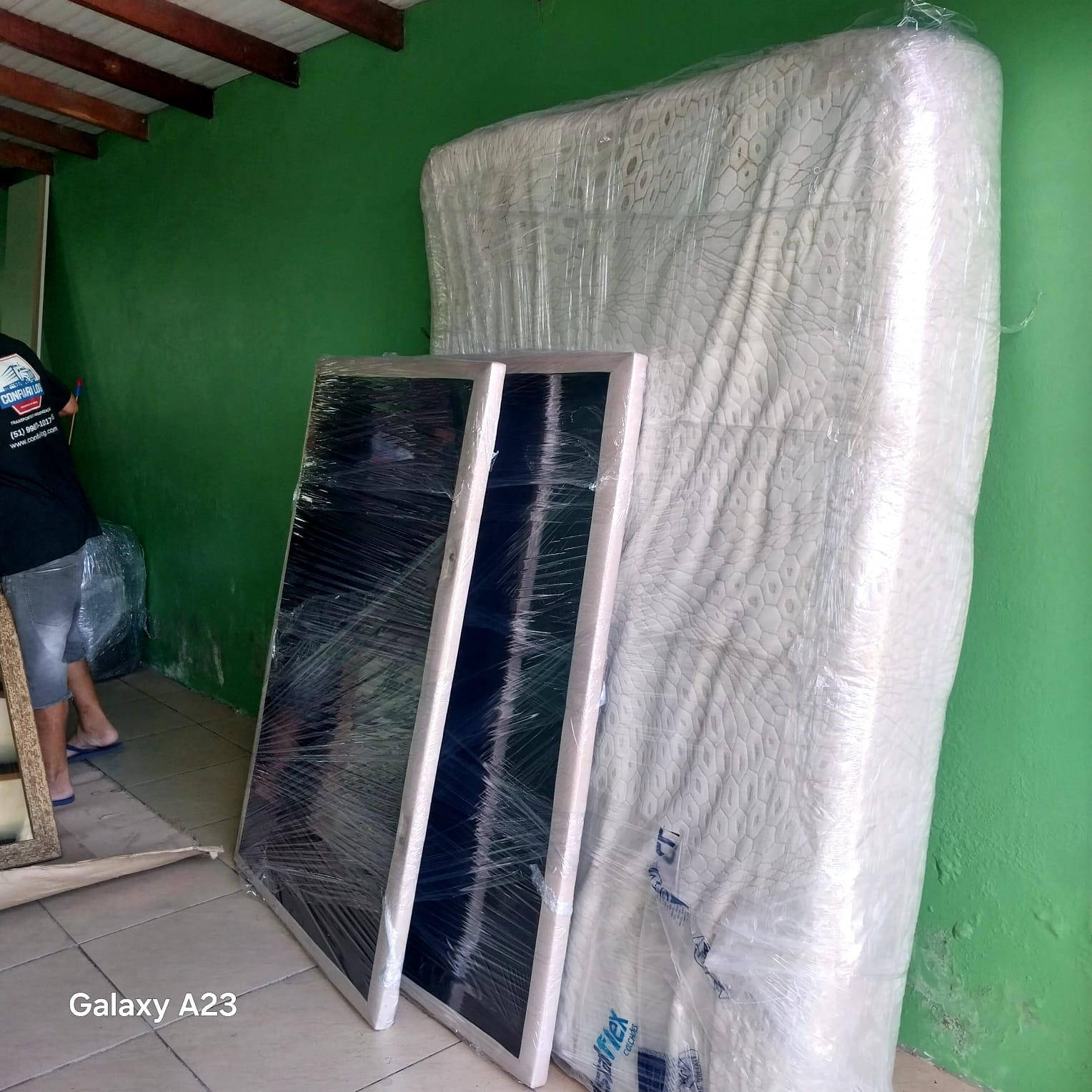 Colchão e espelho embalados