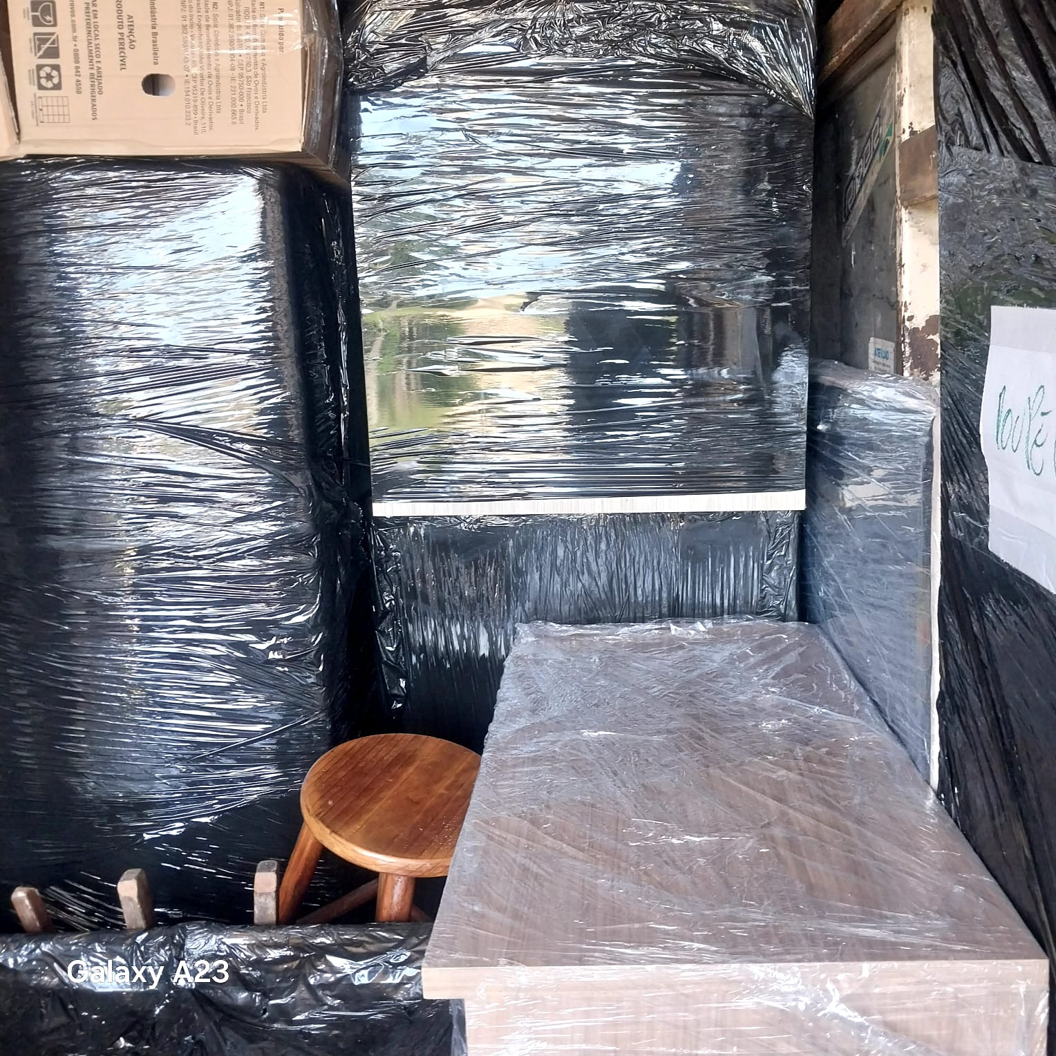 Volumes embalados no interior do veículo