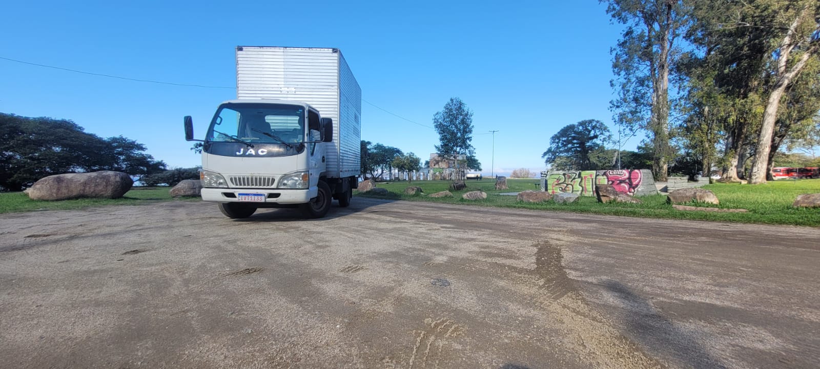 Caminhão da empresa em área aberta