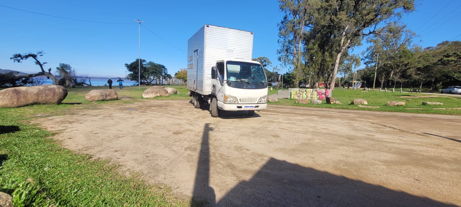 Caminhão latéral da ConfiariLog em operação